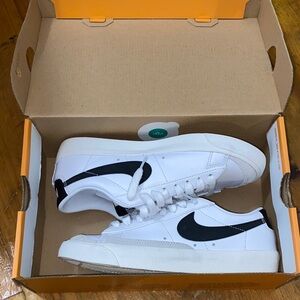 Nike White and Black Casual Sneakers